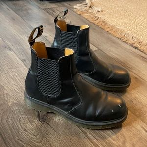 2976 SMOOTH LEATHER CHELSEA BOOTS - Doc Martens, Women’s size 9, Men’s 8 (US)